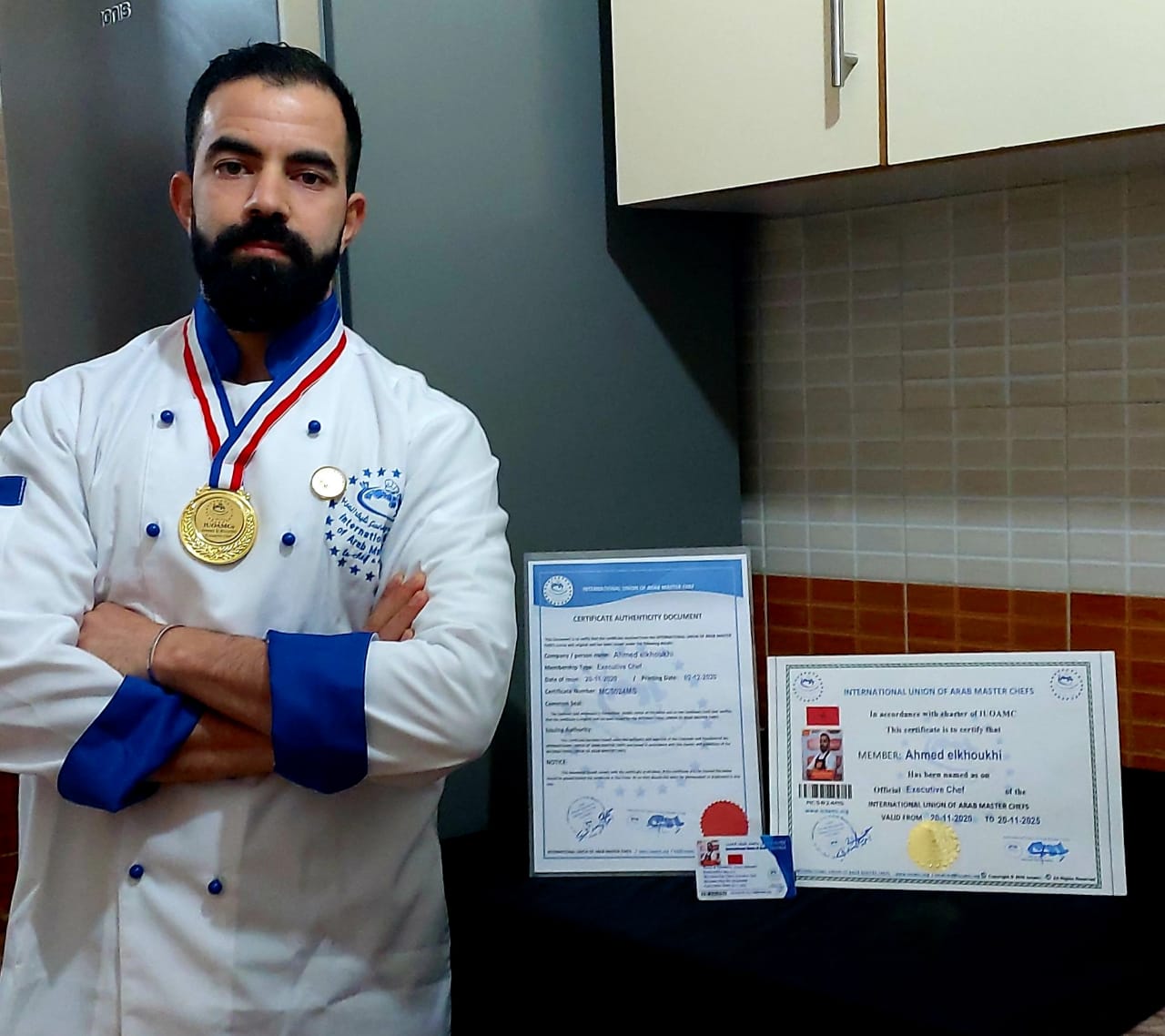 في حوارنا اليوم نستضيف شخصية شابة، طموحة من المملكة المغربية، دخلت عالم la pâtisserie et le chocolat بقوة و أتقنت مع كل الحب صنع الحلويات التقليدية و العصرية. الشيف أحمد الخوخي