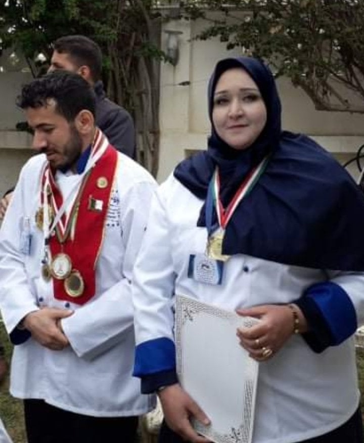 نسعد اليوم في إطار لقاءاتنا المعتادة لمجلة الاتحاد الدولي ماستر شيف العرب بإستضافة الشيف المتألقة ونجمة الطبخ بالغرب الجزائري دون منازع إبنة مدينة وهران الباهية الشيف الخلوقة التي كسبت قلوب الصغار قبل الكبار بتواضعها وحبها وتفانيها في تقديم وصفاتها الاكثر من رائعه الشيف الجزائرية بن يحي اسمهال فاطمة الزهراء.